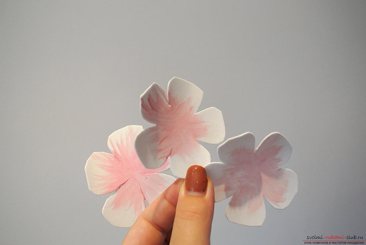 Мастер-класс поможет создать бутоньерку, для которой цветы изготавливаются своими руками из фоамирана.. Фото №3
